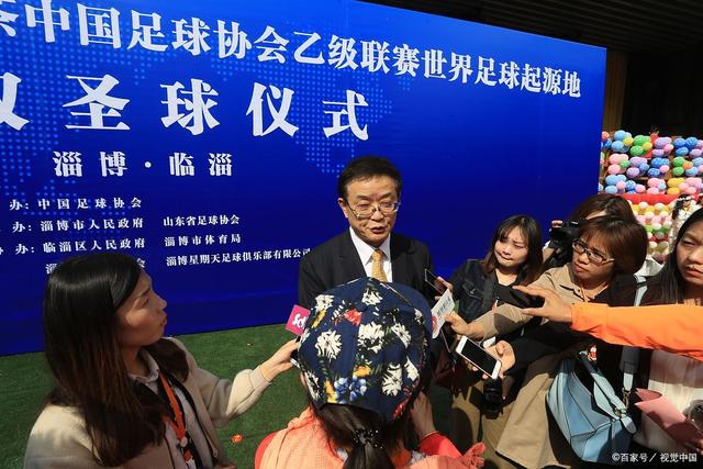 56岁万绮雯近照引热议，清新形象宛如年轻时的她